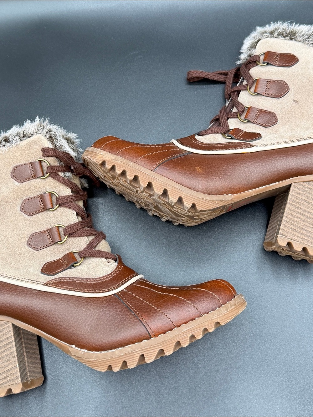 Skechers heeled boot leather lace up faux fur snow duck boot 8.5 Y2K Bratz style